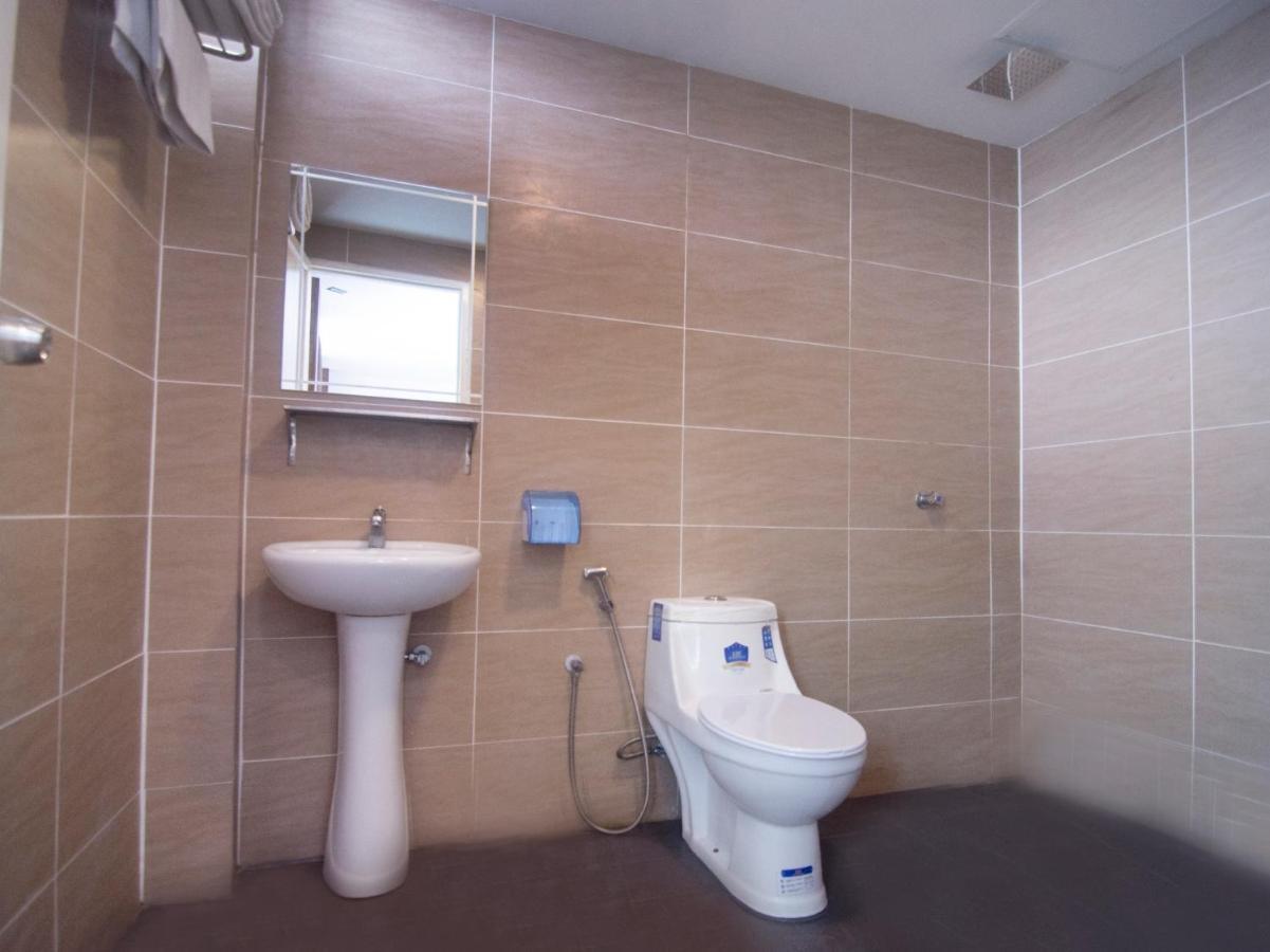 OYO 836 Mandurah Room&Cafe Near Hospital Umum Sarawak Kuching Luaran gambar