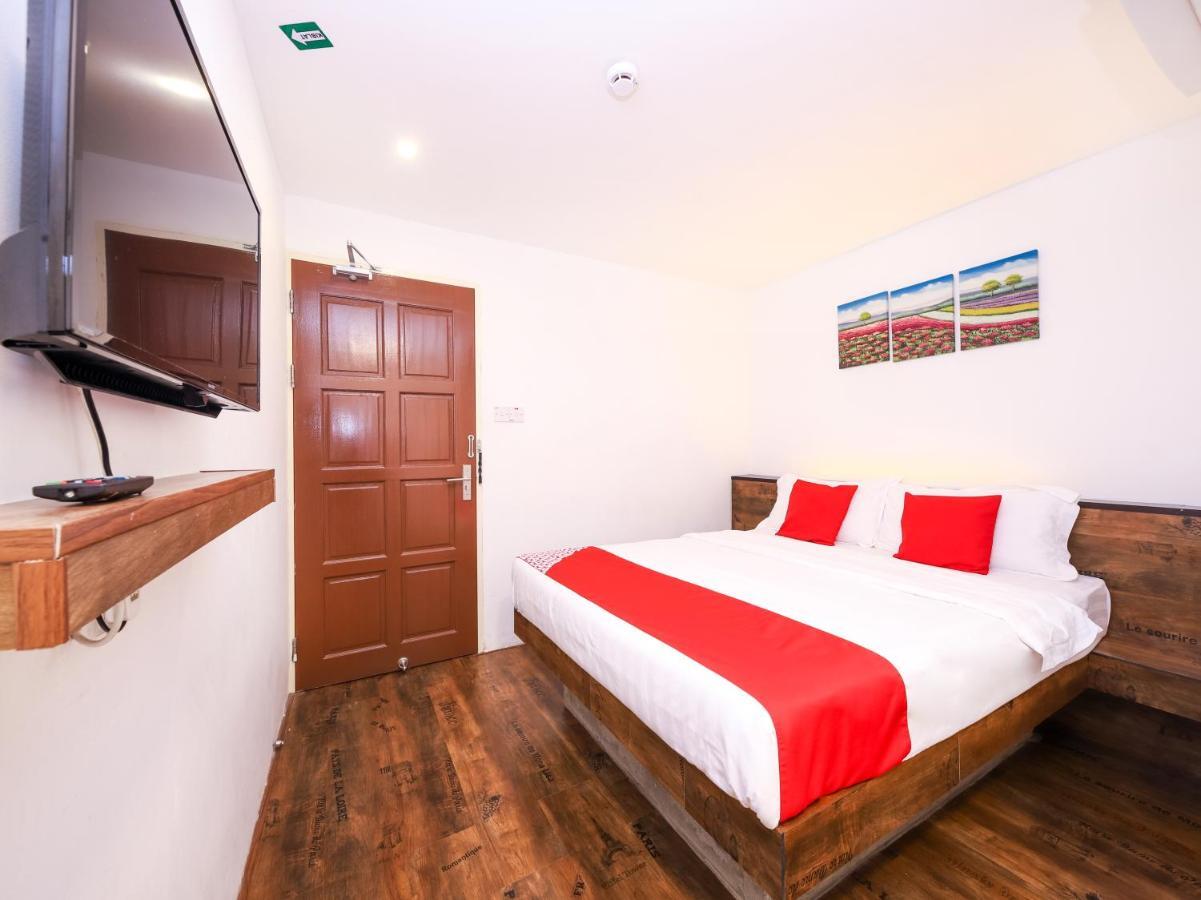 OYO 836 Mandurah Room&Cafe Near Hospital Umum Sarawak Kuching Luaran gambar